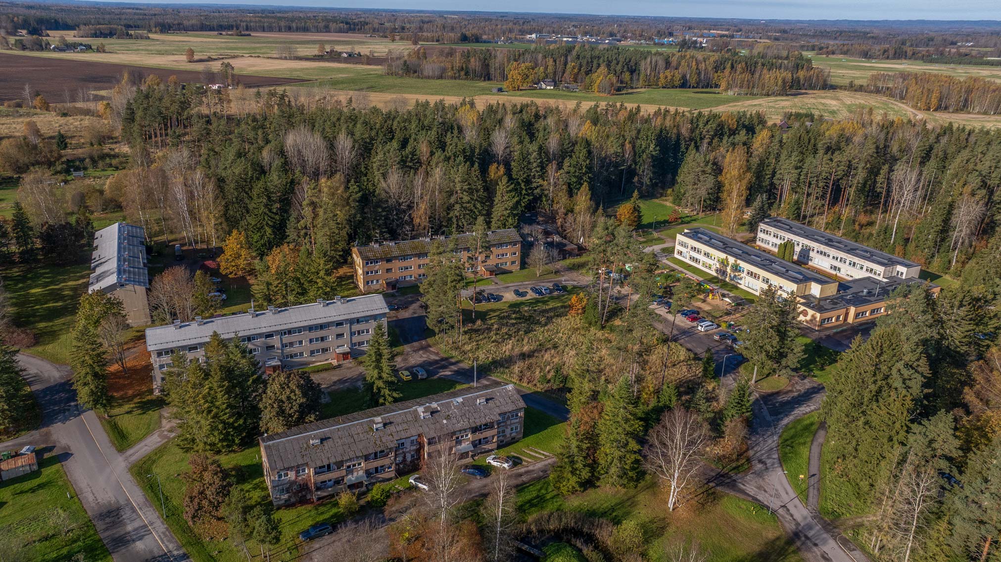 Lusti lasteaed (fotol kortermajadest paremal) asub rahulikus piirkonnas keset rohelust. Fotod: Aigar Nagel